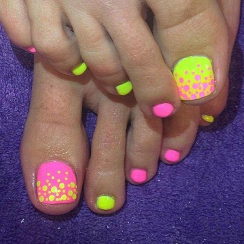 Colori al neon per il design delle unghie dei piedi