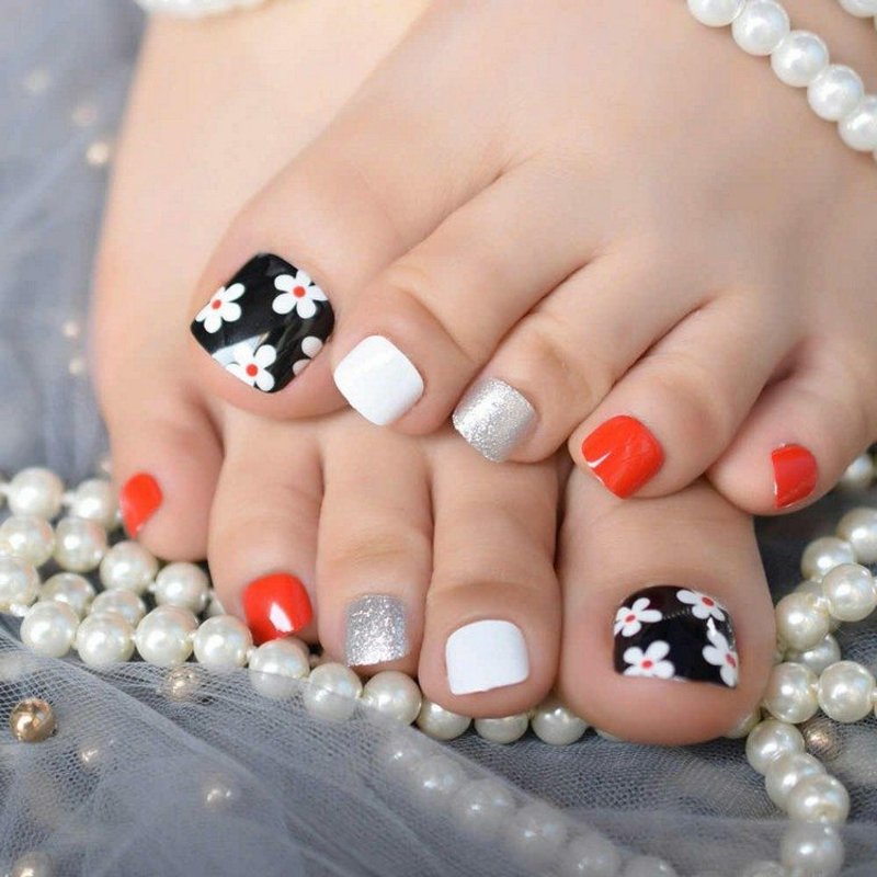 Design dell'unghia del piede con fiori dal look stupendo