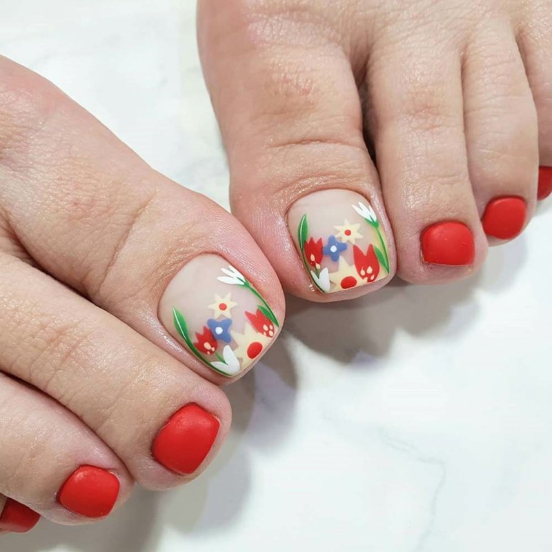 Le unghie dei piedi dipingono un motivo floreale