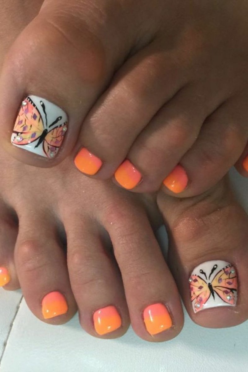 Disegno dell'unghia del piede con le farfalle