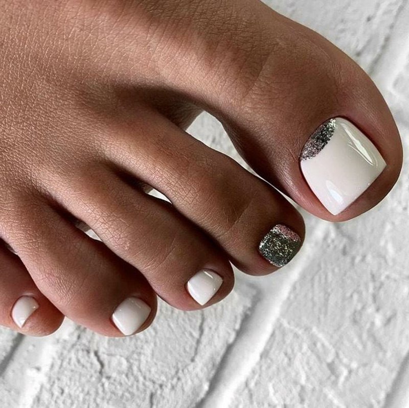 smalto bianco cremoso per unghie dei piedi