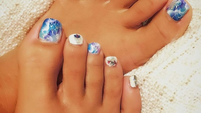 Design dell'unghia del piede effetto marmo blu