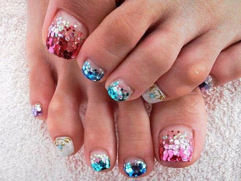 Design dell'unghia del piede con glitter