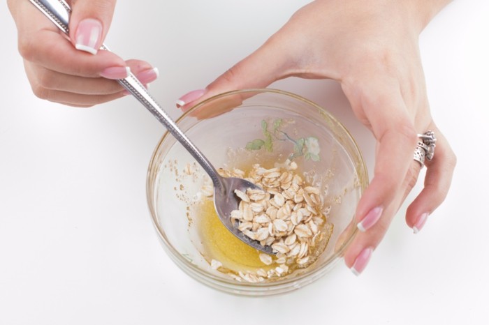 Gommage visage miel sucre et flocons d'avoine