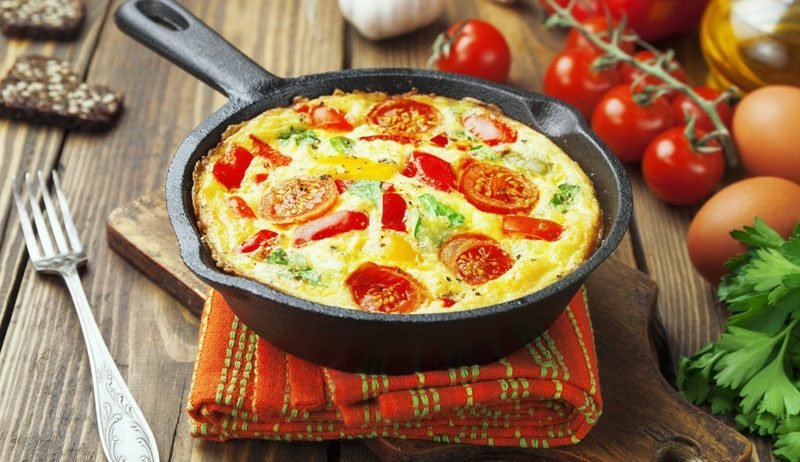Prepara una sana frittata con pomodorini Idee colazione frittata sana pomodori mozzarell