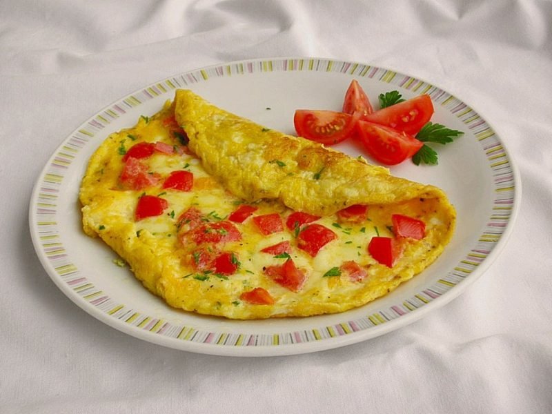 Colazione frittata ipocalorica pomodori e mozzarella colazione sana per dimagrire frittata a basso contenuto di carboidrati