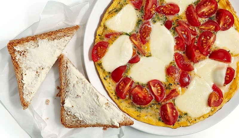 Idee per la colazione Frittata sana con mozzarella e pomodori sana colazione frittata a basso contenuto calorico