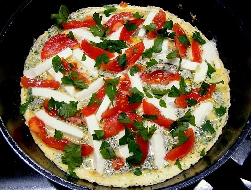 Ricette di frittata per colazione a basso contenuto calorico con pomodori e mozzarella colazione sana per dimagrire frittata con pomodori e mozzarella