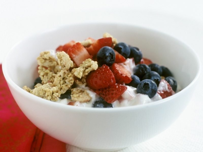 cereali per la colazione salutari Preparare una sana colazione muesli con frutti di bosco