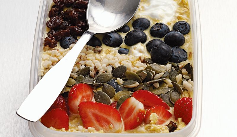 Prepara il tuo muesli con frutti di bosco e semi di lino Colazione a base di muesli sano con frutti di bosco e semi di lino