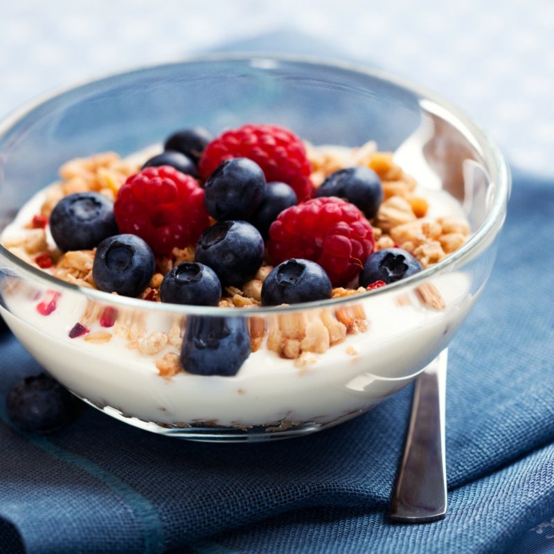 Il muesli ai frutti di bosco e semi di lino prepara una sana colazione colazione sana per dimagrire muesli con frutti di bosco