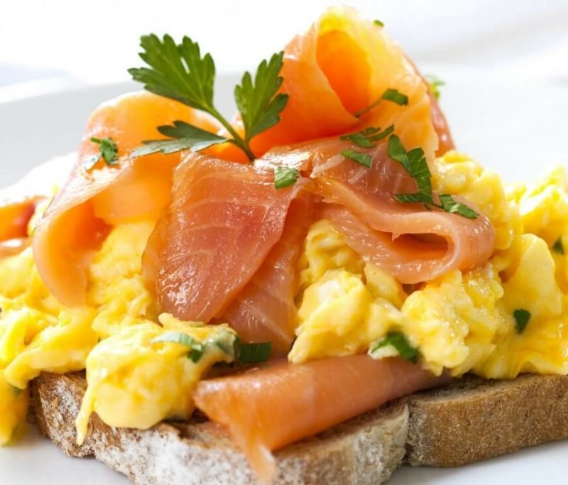 Idee per la colazione Toast salutari con uova strapazzate e salmone colazione sana per toast dimagranti con uova e salmone
