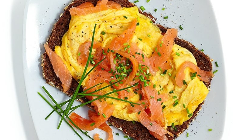Idee per la colazione Toast salutari con salmone e uova strapazzate colazione sana per dimagrire toast con uova e salmone ricetta