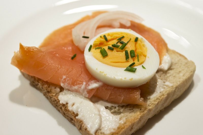 Toast con salmone e uova sode ricette salutari per la colazione colazione salutare per dimagrire panino salmone cotto all'uovo