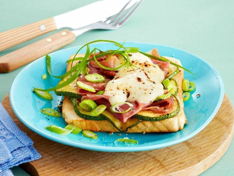 Panino con formaggio e zucchine Colazione sana panino formaggio zucchine