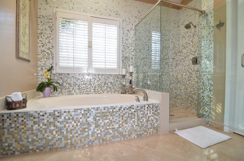 mosaïque de verre dans la salle de bain