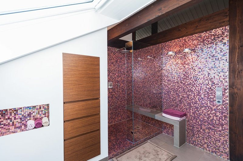 mosaïque de verre dans la salle de bain