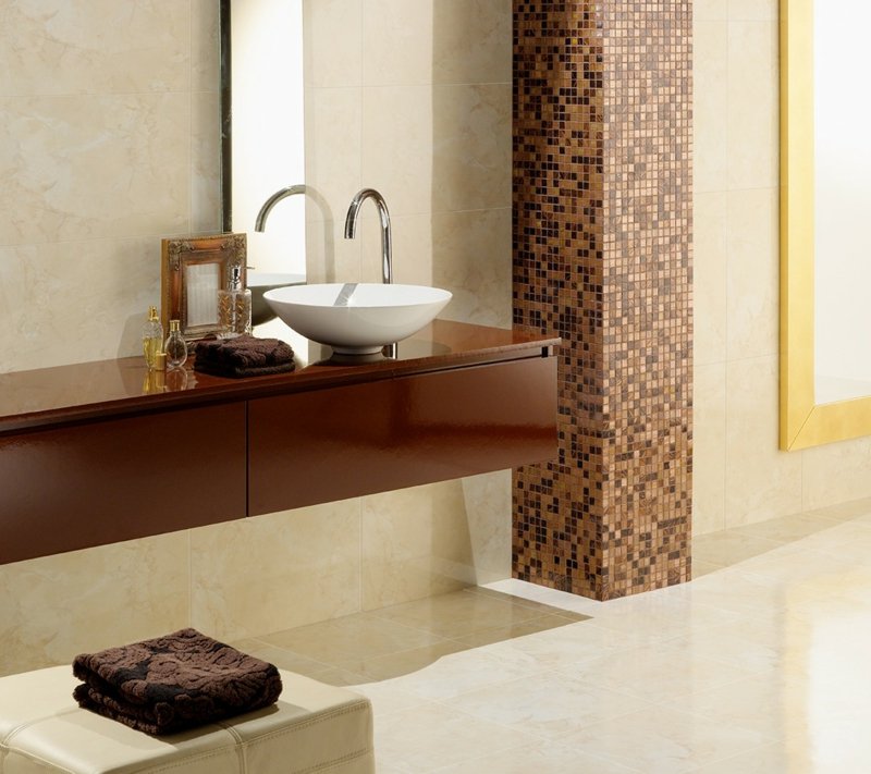 Mosaïque de verre dans la salle de bain