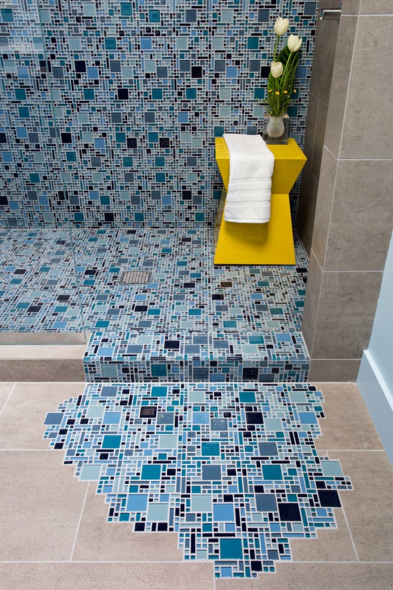 Mosaïque de verre dans la salle de bain