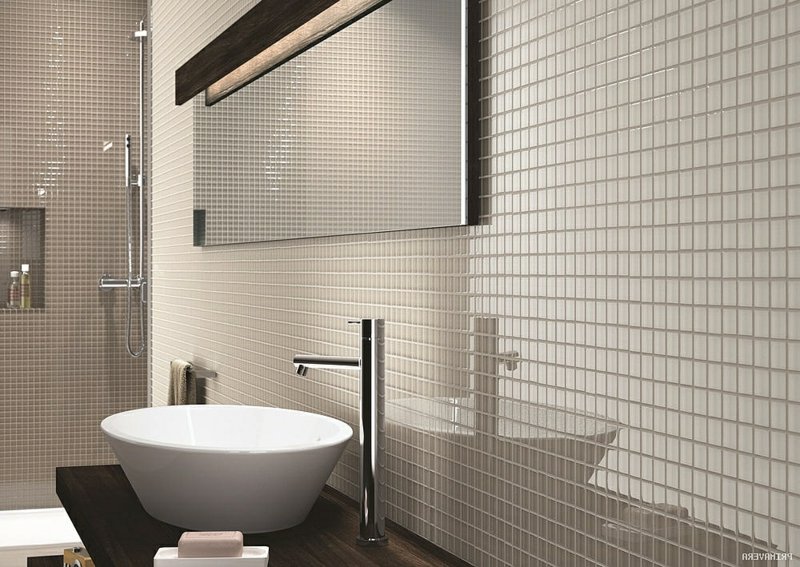 mosaïque de verre blanc brillant dans la salle de bain