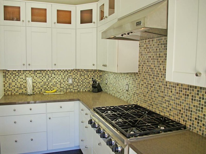 Mosaïque de verre comme utilisation dans les pièces à usage intensif