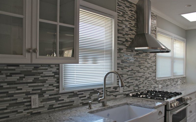 mosaïque de verre en gris pour la cuisine