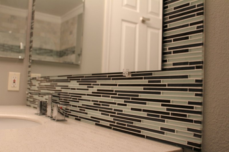 mur de salle de bain en mosaïque de verre