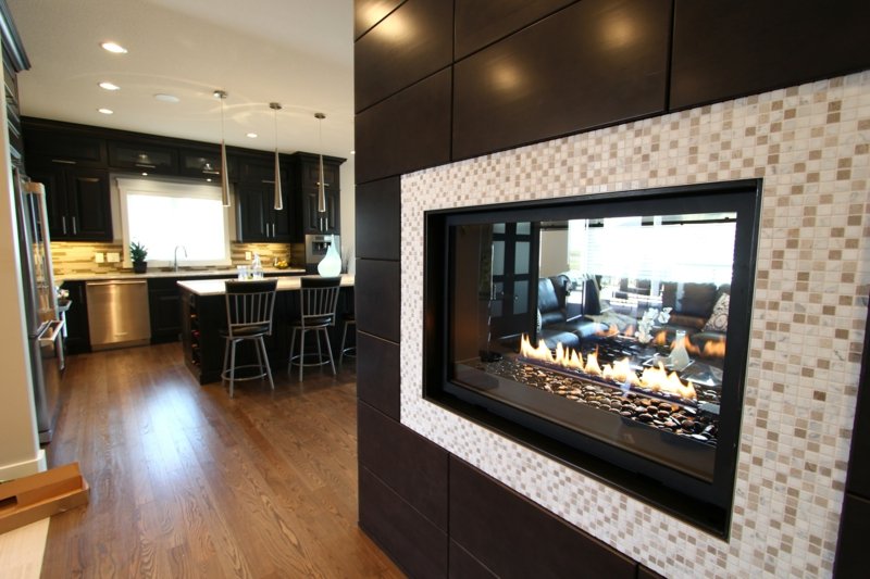 mosaïque de verre et cheminée dans le salon