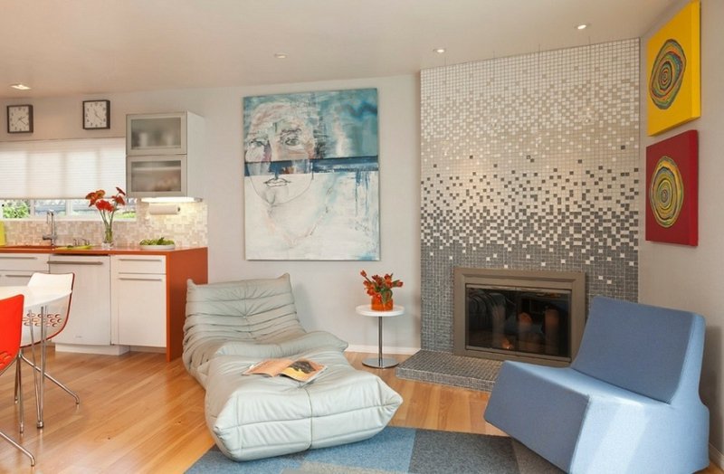 Mosaïque de verre gris et blanc dans le salon