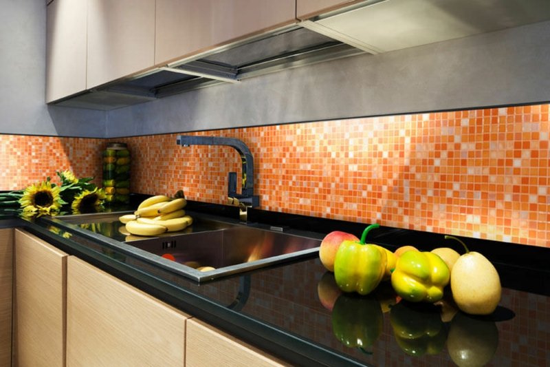 mur en orange en mosaïque de verre