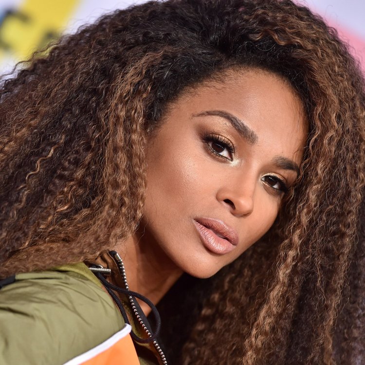 Ciocche di capelli ricci color caramello Ciara Mette in risalto i capelli ricci Ciara