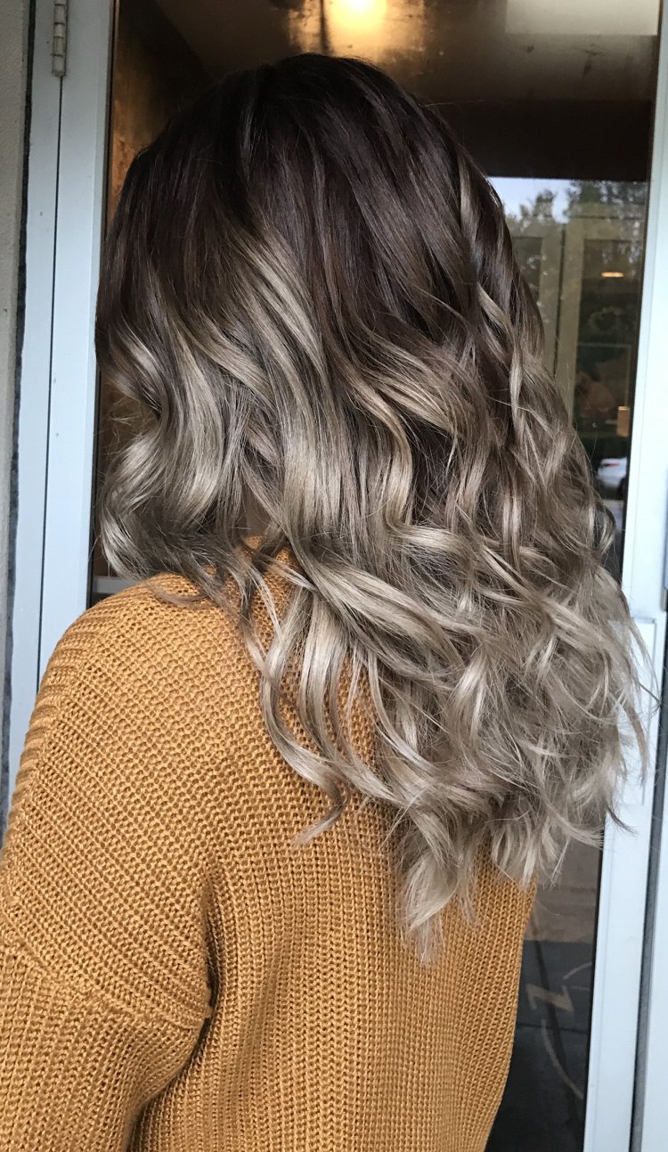 Acconciatura riccia sfumata marrone fungo di colore alla moda Tendenze colori capelli 2019 capelli ricci castano fungo