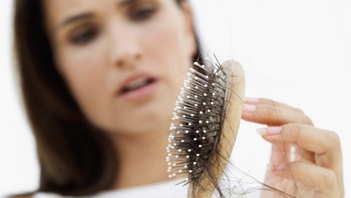 greffe de cheveux pour femme brosse à cheveux avec beaucoup de cheveux