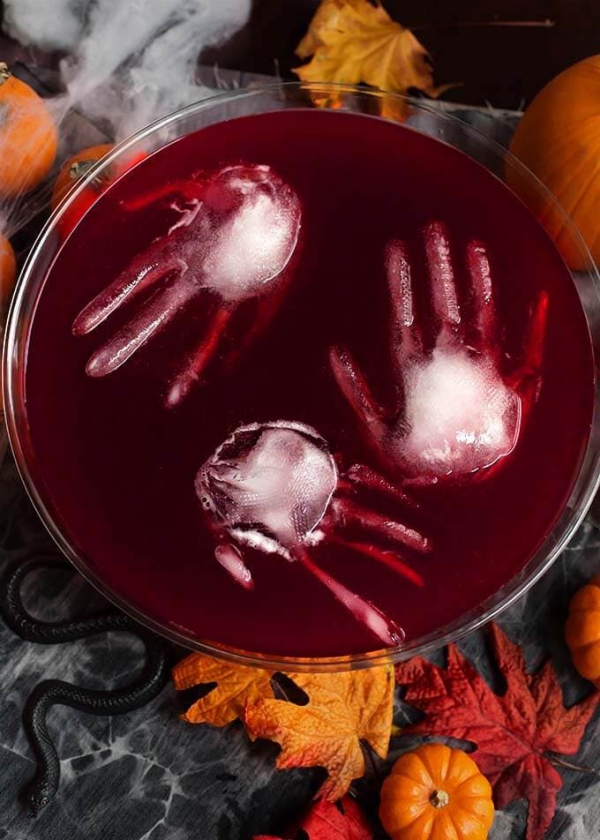 Halloween ütés recept ötletek a következő partira vérvörös puncs jég kezek