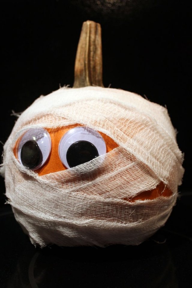 Decora la zucca come una mummia