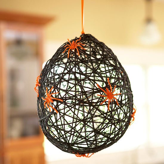 Decorazione di Halloween appesa a una ragnatela