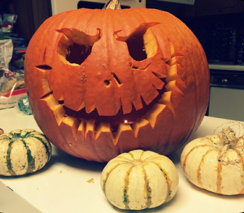 Sculpter la citrouille étape par étape Visage de citrouille effrayant Halloween