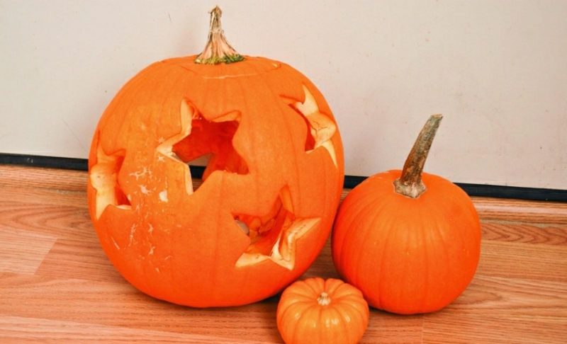 Citrouille d'Halloween découpant des étoiles avec des formes de biscuits Fabriquez votre propre lanterne citrouille d'Halloween