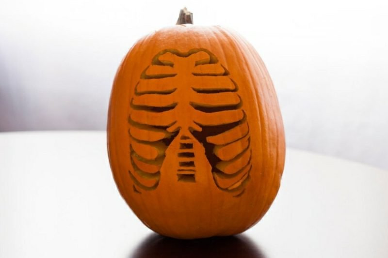 Cage thoracique de sculpture de citrouille d'Halloween Les citrouilles sculptent la cage thoracique d'Halloween