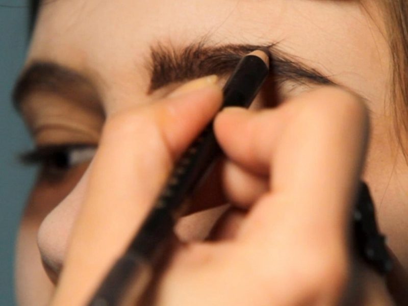 A Halloween smink egyszerűen hangsúlyozza a vámpír szemöldökét