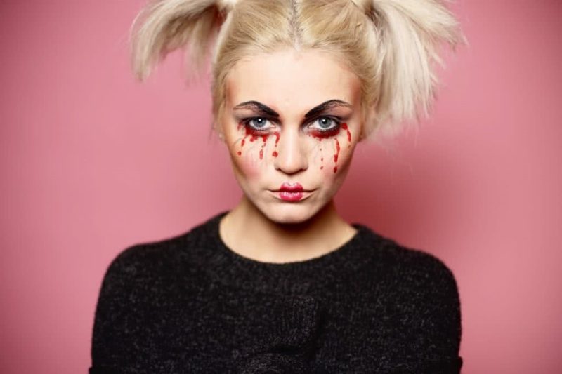 A halloweeni smink egyszerűen hamis vért szakít