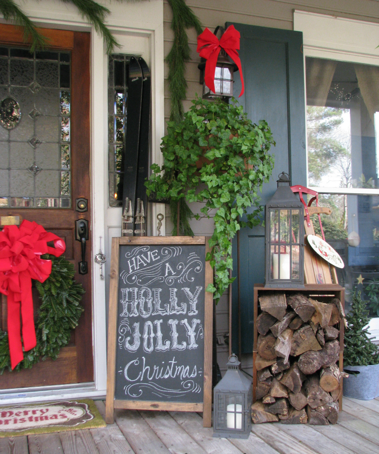 Bízzon a karácsonyra emlékeztető díszítő elemeken és figurákon - díszítse tűzifa tárolóval, sílécekkel, lámpákkal, szánokkal