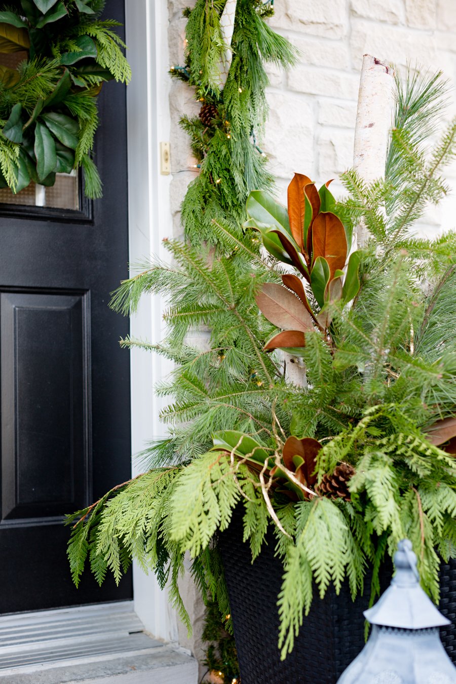 Tippek egy csodálatos karácsonyi dekorációhoz kint: Díszítse a virágcserepeket a verandán