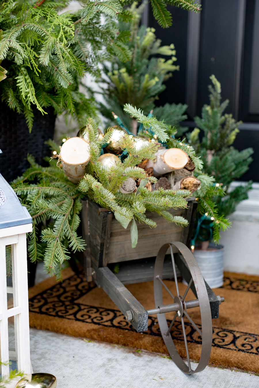 Kreatív ötletek karácsonyi díszekhez kint: egy kocsi tűzifával karácsonyi dekorációként kint