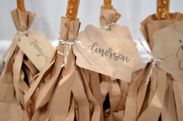 Fabriquez des balais de sorcière avec des enfants - des idées d'artisanat effrayantes et 2 instructions très faciles pour un cadeau de balai