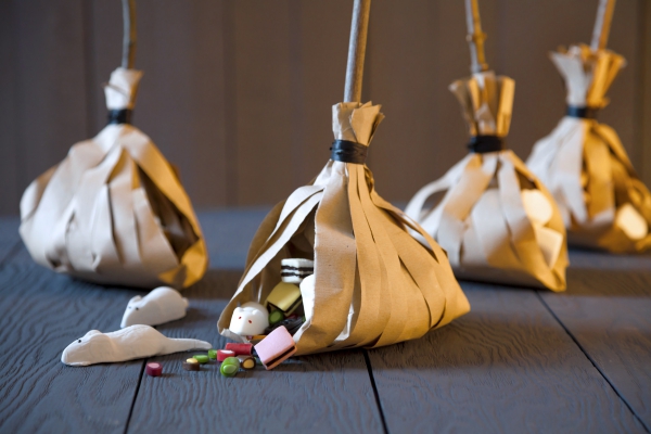 Fabriquez des balais de sorcière avec des enfants - idées d'artisanat effrayantes et 2 instructions très faciles à balai avec des bonbons surprises