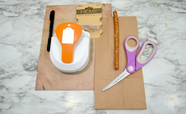 Bricoler des balais de sorcière avec des enfants - des idées d'artisanat effrayantes et 2 instructions très simples pour collecter du matériel pour bricoler