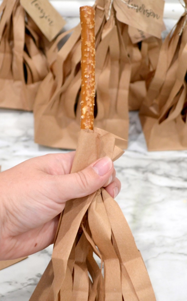 Bricoler des balais de sorcière avec des enfants - collectionnez des idées d'artisanat effrayantes et 2 instructions faciles à utiliser pour attacher du papier autour des barres