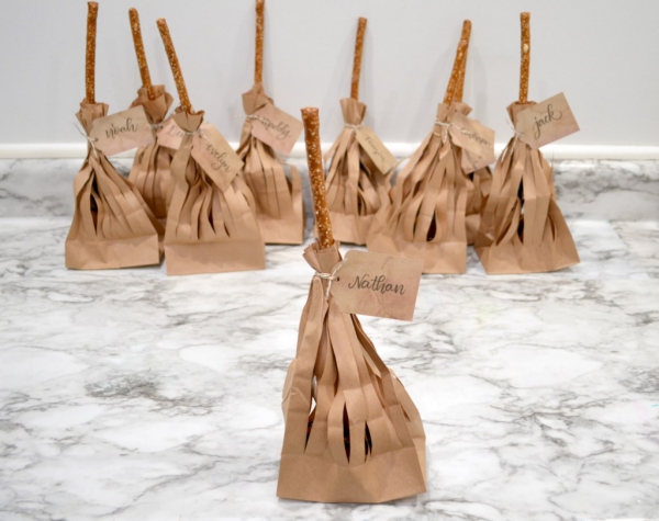 Bricoler des balais de sorcière avec des enfants - des idées d'artisanat effrayantes et 2 instructions faciles à utiliser pour des faveurs prêtes à l'emploi