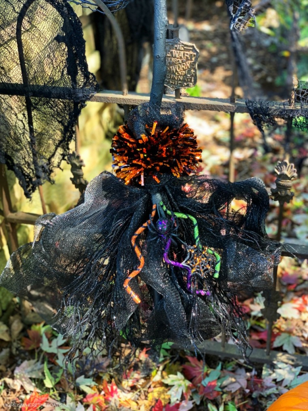 Fabriquer des balais de sorcière avec des enfants - idées d'artisanat effrayantes et 2 instructions très faciles bricolage balai en tulle noir